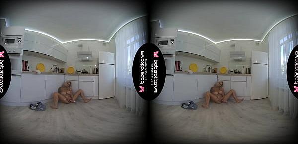 Solo babe, Cindy Key masturbates in the kitchen, in VR